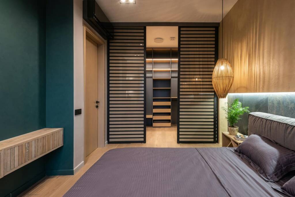 Porta scorrevole automatica interna silenziosa installata in un ambiente domestico moderno