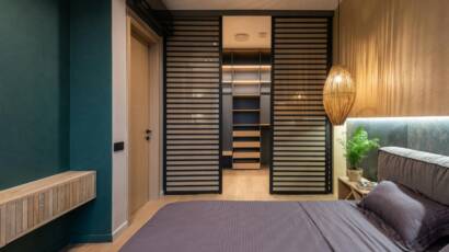 Porta scorrevole automatica interna silenziosa installata in un ambiente domestico moderno