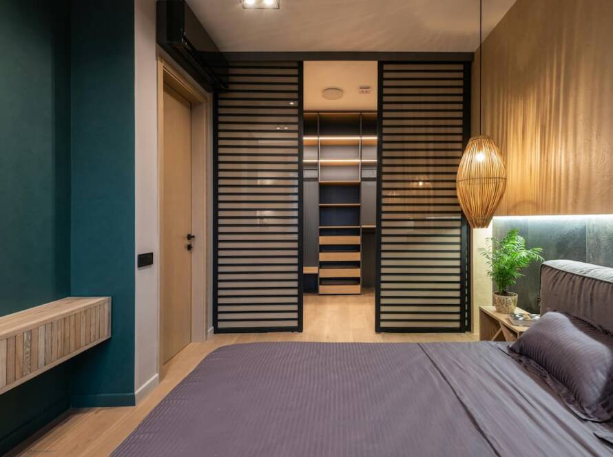 Porta scorrevole automatica interna silenziosa installata in un ambiente domestico moderno